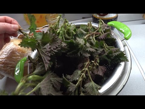 Видео: ВЛОГ Щи из крапивы / Витаминные щи / Перешли на подножный корм 🧐 15 апреля 2020 г.