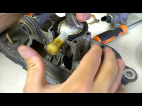 Видео: VW Shift Cable Saver: замена втулки троса переключения передач с переднего на задний конец изнутр...