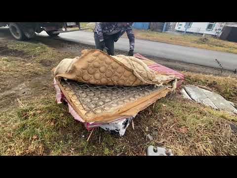 Видео: Нашел кучу денег в старом матрасе! Не ожидал такого! 