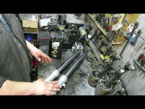 Видео: Замена масла в вилке BMW F 650 CS без разбора вилки,   Oil Change in BMW F 650 CS Fork