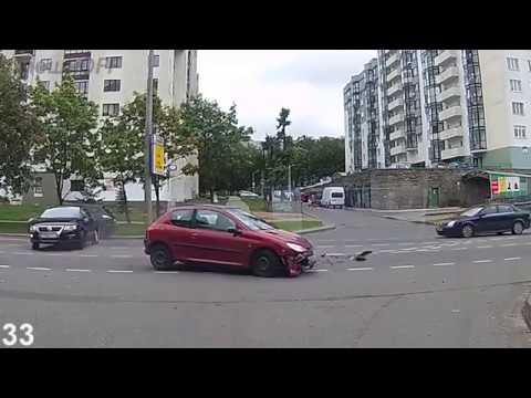 Видео: Дураки и дороги. Сборник безумных водителей #102