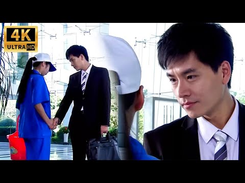 Видео: Девушка работала, когда гендир вдруг схватил её за руку на глазах у всех!