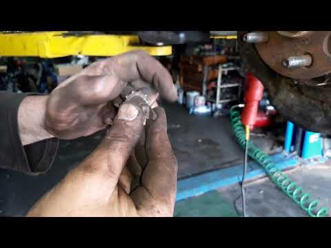 Видео: Замена колодок ручника Toyota Crown JZS179, 171,173, 175