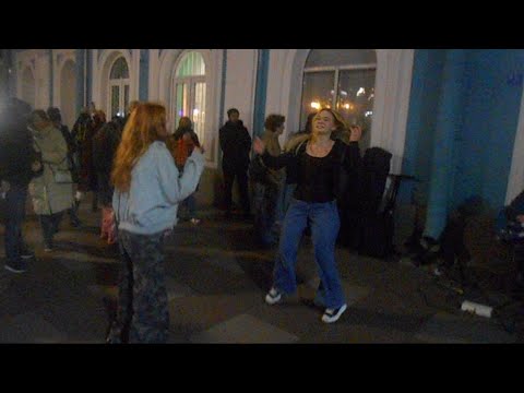 Видео: Уличные музыканты Питер Женя и Настя на Невском 4 ноября ч1 - Нон стоп