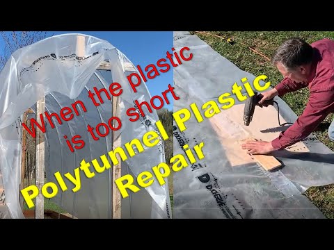 Видео: СОЕДИНЕНИЕ ПЛАСТИКОВЫХ ЛИСТОВ ВМЕСТЕ — Как заменить покрытие теплицы