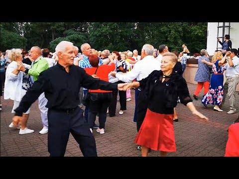 Видео: ШИКАРНЫЙ Танец В Объятиях Осени!