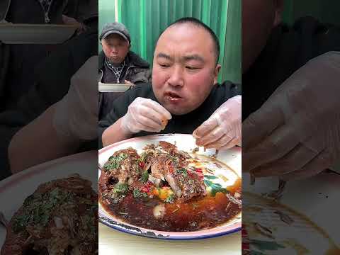 Видео: На самом деле, еда этого парня показалась мне слишком ужасным испытанием.  15