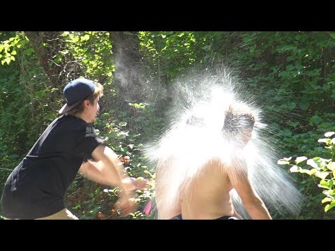 Видео: Розыгрыш с бросанием в людей воздушных шариков с водой — RebelTV