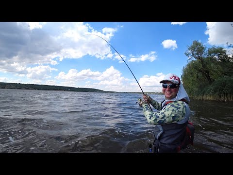 Видео: ОТ ЦЕ ТАК ПРЕ В НОГИ. чуть не збив камеру. Рибалка 2022