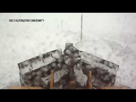 Видео: Трактор Кировец. Сильная метель. Бью дороги.