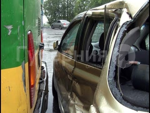 Видео: Начинающий водитель врезался в хабаровский автобус из-за лужи на дороге. Mestoprotv