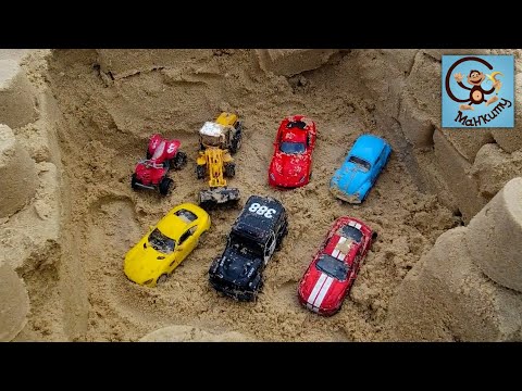 Видео: Машинки игрушки и Песок - Синий трактор, Полицейская машинка и Брудер. Манкиту