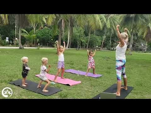 Видео: Йога для детей. Интересное занятие для детей от 3-6 лет. Бонус: английские слова!