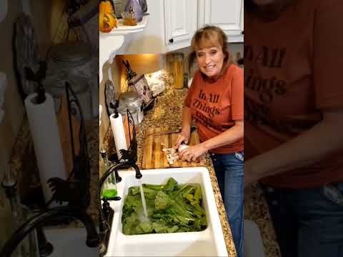 Видео: Микс зелени с копченой свиной рулькой