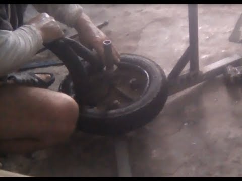 Видео: Шиномонтаж мопеда на дому (300х10)