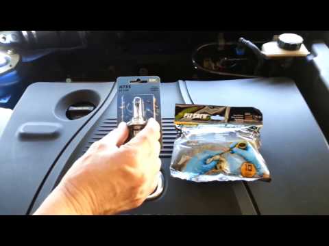 Видео: Установка лампы фары на Mazda3 2005 года