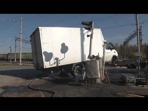 Видео: Эрегированный барьер на переезде оборвал автохолодильнику колёса