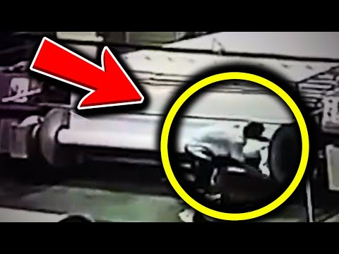 Видео: Он попытался кормить работающую вращающуюся машину... И тут произошло вот что!