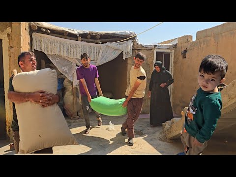 Видео: Хорошее семейное сотрудничество. Помогаю отцу, таскаю ячмень для стада.🐑🫏🐴