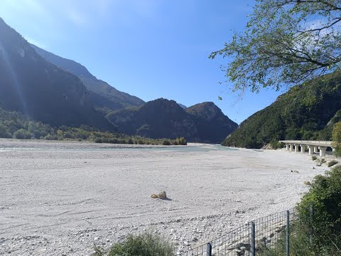 Видео: Парковка в Альпах с интересным магазином.  #olinacz #nature #mountains #италия