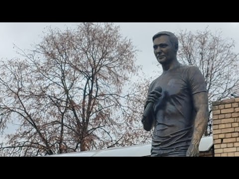 Видео: могила Юрия Шатунова и другие известные личности в прямом эфире на Троекуровском кладбище Москвы