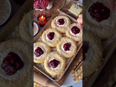 Видео: rozza.recepti Булочки с вишней🥐🍒для теста #ватрушки #foodinspiration #булочка #готовимдома#рецепты