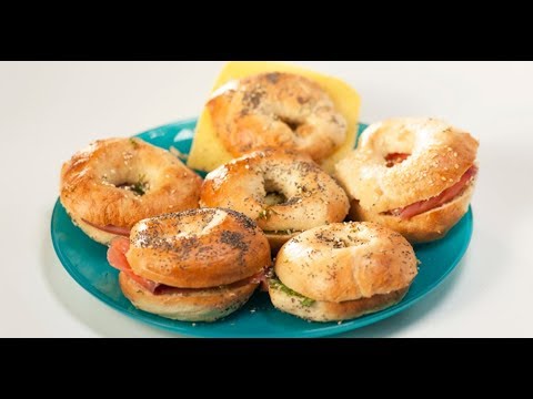 Видео: Бейглы с различными начинками и чай с клубникой и специями | Дежурный по кухне