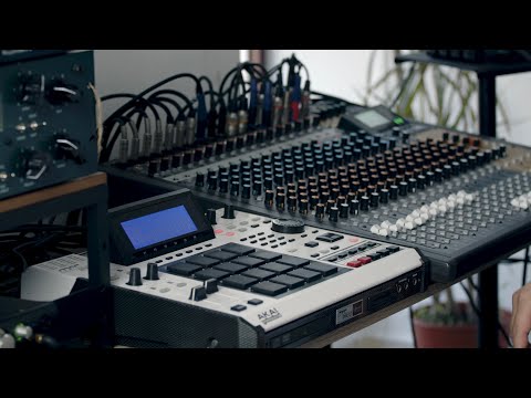 Видео: Akai MPC 2500 и TASCAM 2400 создают бит