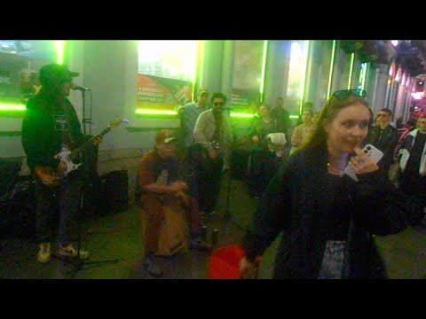 Видео: Уличные музыканты Питер Глеб Васильев, Сева и Глеб на Невском 2 сентября ч2 - Love Hungry Man