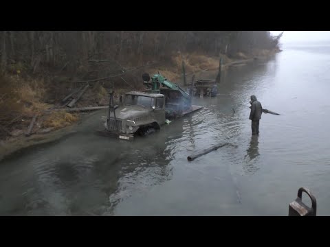 Видео: Урал лесовоз КОНКРЕТНО ВСТРЯЛ в реке Вишере.