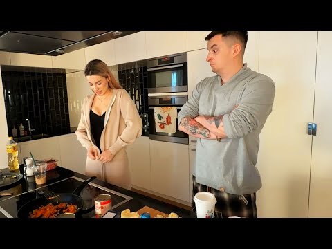 Видео: ЗЛОЙ готовит ЛАЗАНЬЮ с MARYYMME