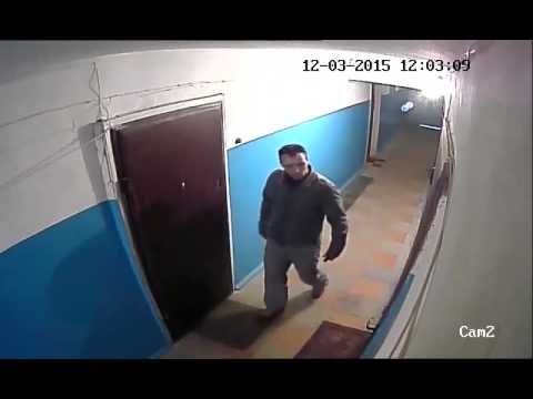 Видео: Видео домушников, как действуют квартирные воры выбор слабых замков в двери.
