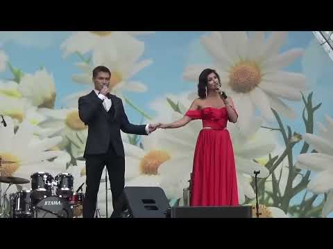 Видео: В честь Дня семьи, любви и верности мы поем для Вас! - Роман Мальков и Анастасия Макеева