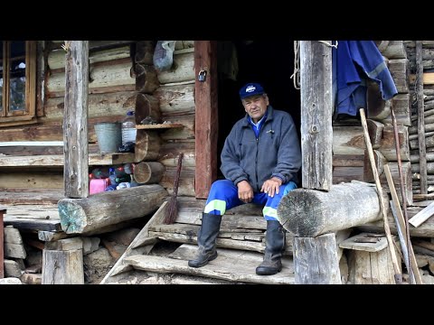 Видео: Прожить всю жизнь в одиночестве в горной хижине – это далеко от цивилизации. Тяжелая жизнь в лесах.