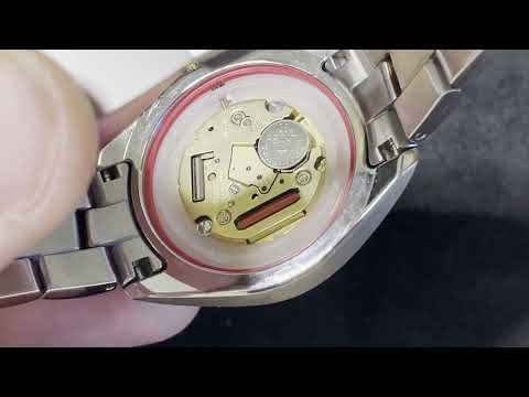 Видео: Замена батарейки часов Tissot