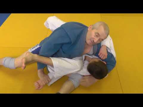 Видео: 3 ухода от рычага локтя захватом руки между ног ч.1