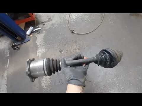 Видео: Замена левой передней оси AUDI A5/A4 2013 года