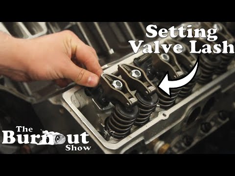 Видео: Установка коромысел, штанг толкателей и регулировка зазоров клапанов на Chevy 350 — переборка 350-го