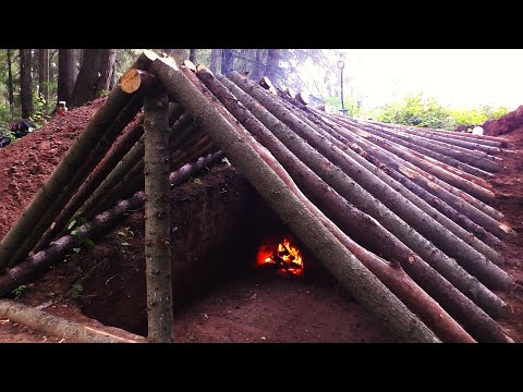 Видео: Строю ЗЕМЛЯНКУ в ТАЙГЕ возле ручья! Часть 2. Собрал каркас, 1 слой крыши и обустроил очаг. №266