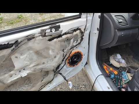Видео: Замена штатных динамиков в Hyundai Solaris на DL Audio Gryphon Lite 165