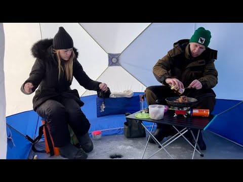 Видео: БЕШЕНЫЙ КЛЁВ?! РЫБАЛКА С ПАЛАТКОЙ НА ЛЬДУ. ГОТОВИМ.