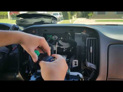 Видео: Chevrolet Silverado/GMC Sierra 2014-2018 гг. Установка AMP без 7-дюймового экрана