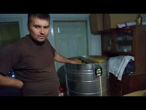 Видео: Відкачка меду радіальною медогонкою братів Хамаза.