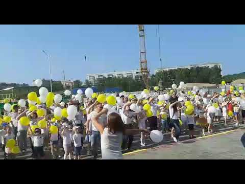 Видео: Флешмоб ко Дню семьи, любви и верности "Ромашковое поле" на 4 корпусе