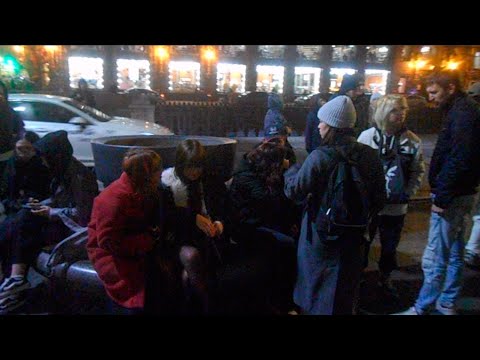 Видео: Уличные музыканты Питер Женя, Лера NotBerry и Амир на Невском 22 октября ч1 - Вахтерам