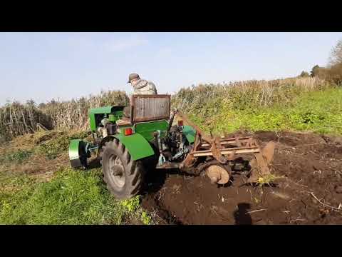 Видео: Вспашка огорода самодельным трактором