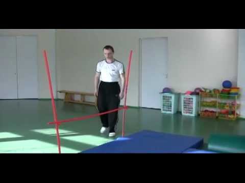 Видео: Прыжок в высоту перешагиванием
