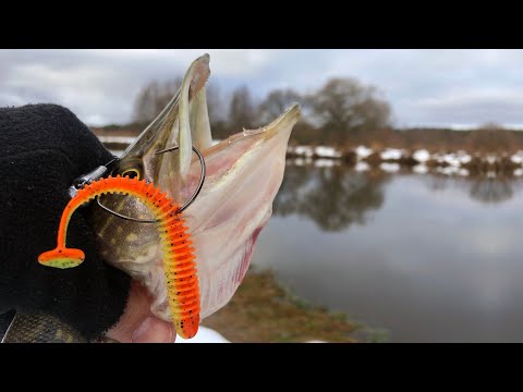 Видео: Джиг на реке зимой | Рыбалка на щуку с берега | Береговой джиг на течении
