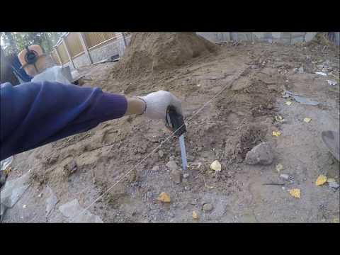 Видео: Выравнивание поверхности грунта под бетонную площадку с уклоном