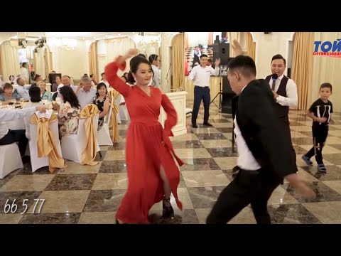 Видео: Бұл сұлудың биі таңдай қақтырды.  It was not easy to dance with such a beauty